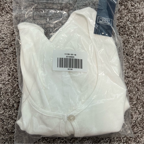 NWT ABERCROMBIE AND FITCH WHITE BUTTON DETAIL CUTOUT TOP - Picture 2 of 6